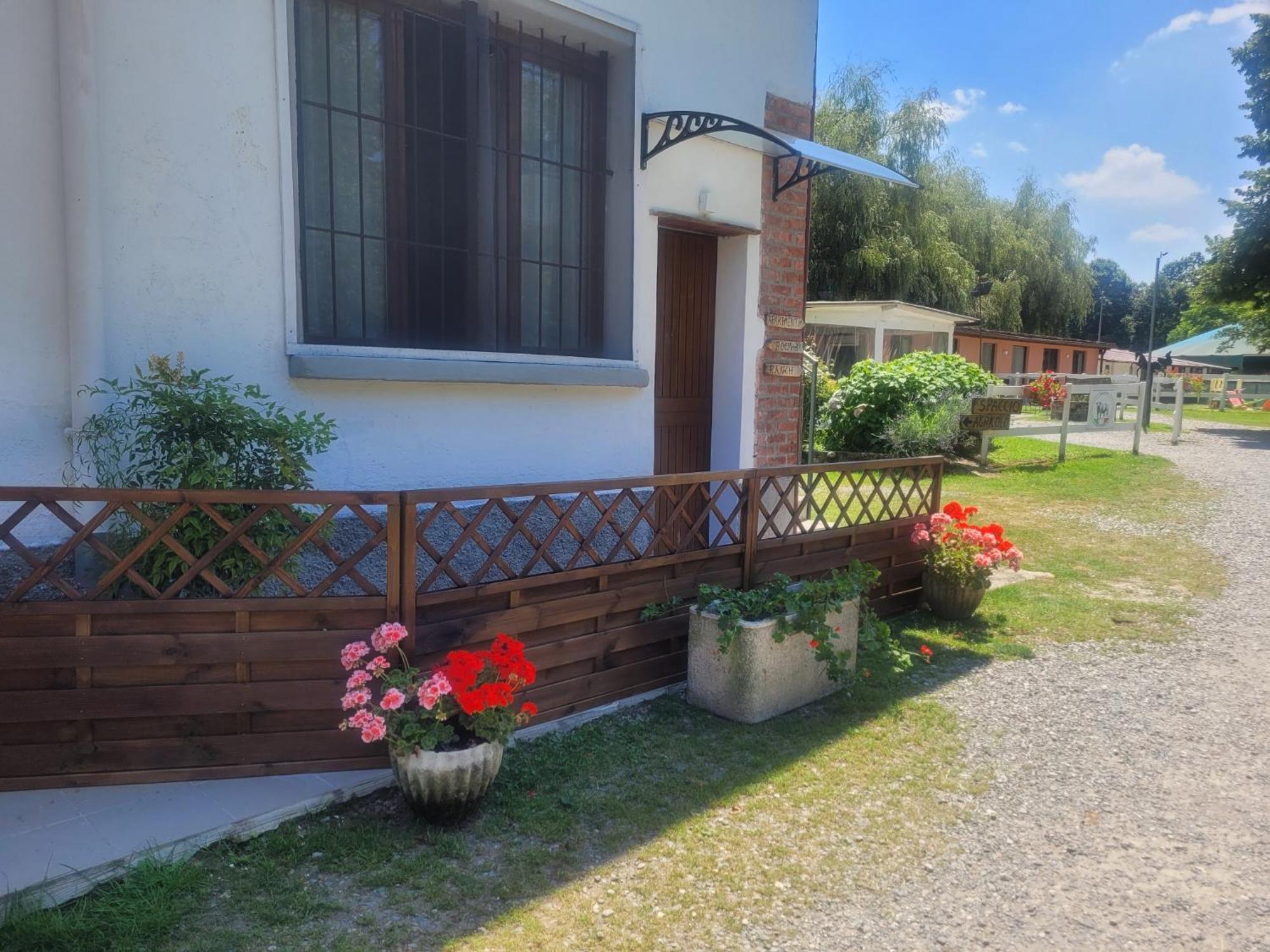 Agriturismo La Fornace Centro Ippico Como Exteriör bild
